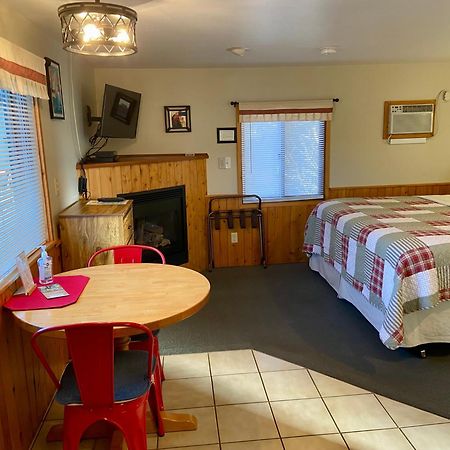 Betsie Riverside Resort Benzonia 外观 照片