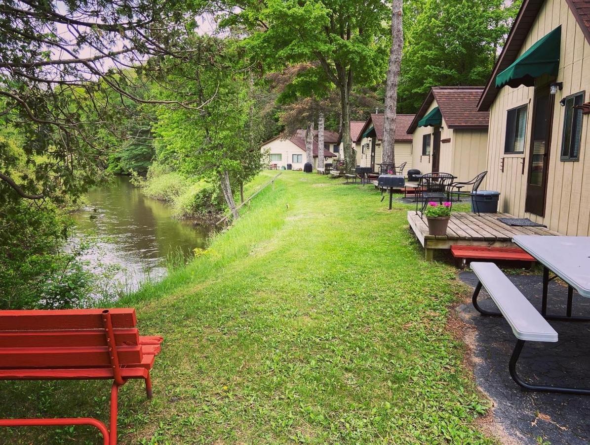 Betsie Riverside Resort Benzonia 外观 照片