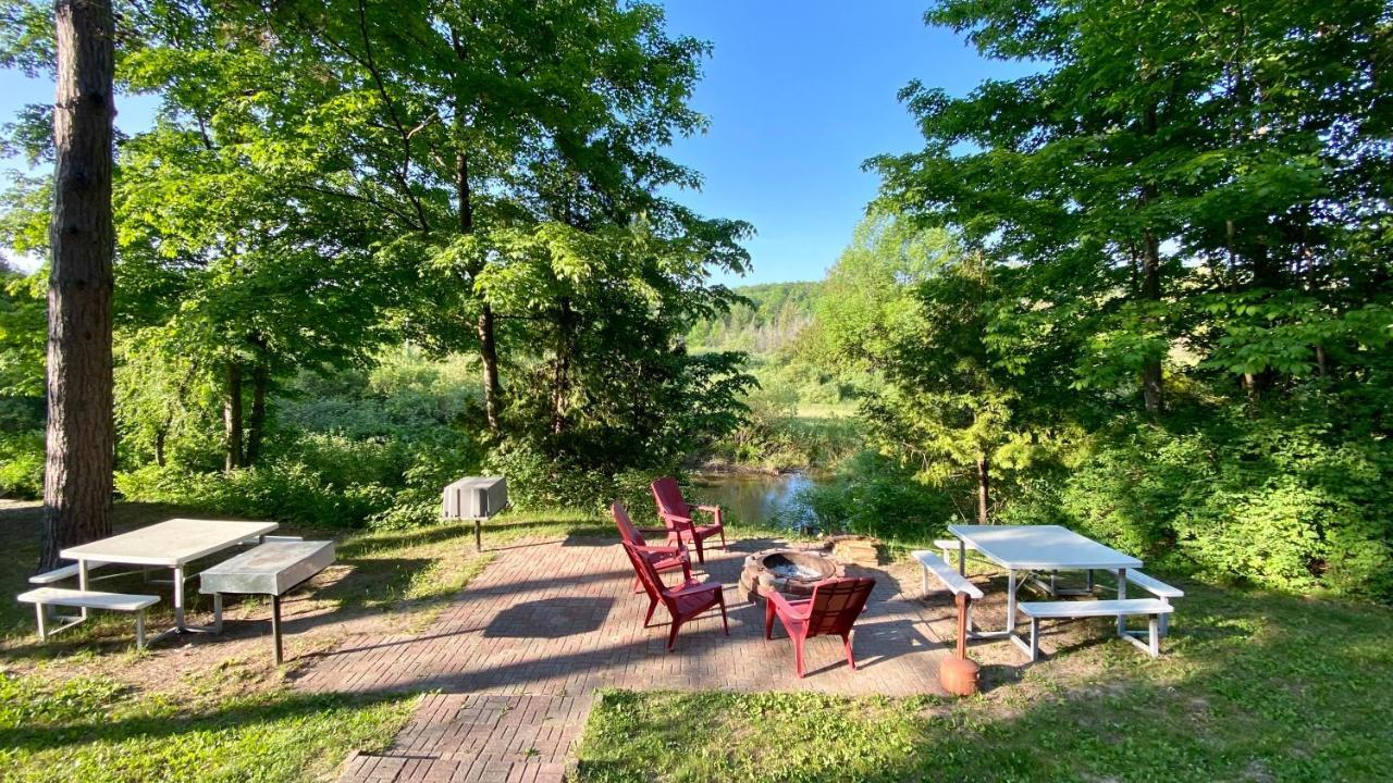 Betsie Riverside Resort Benzonia 外观 照片