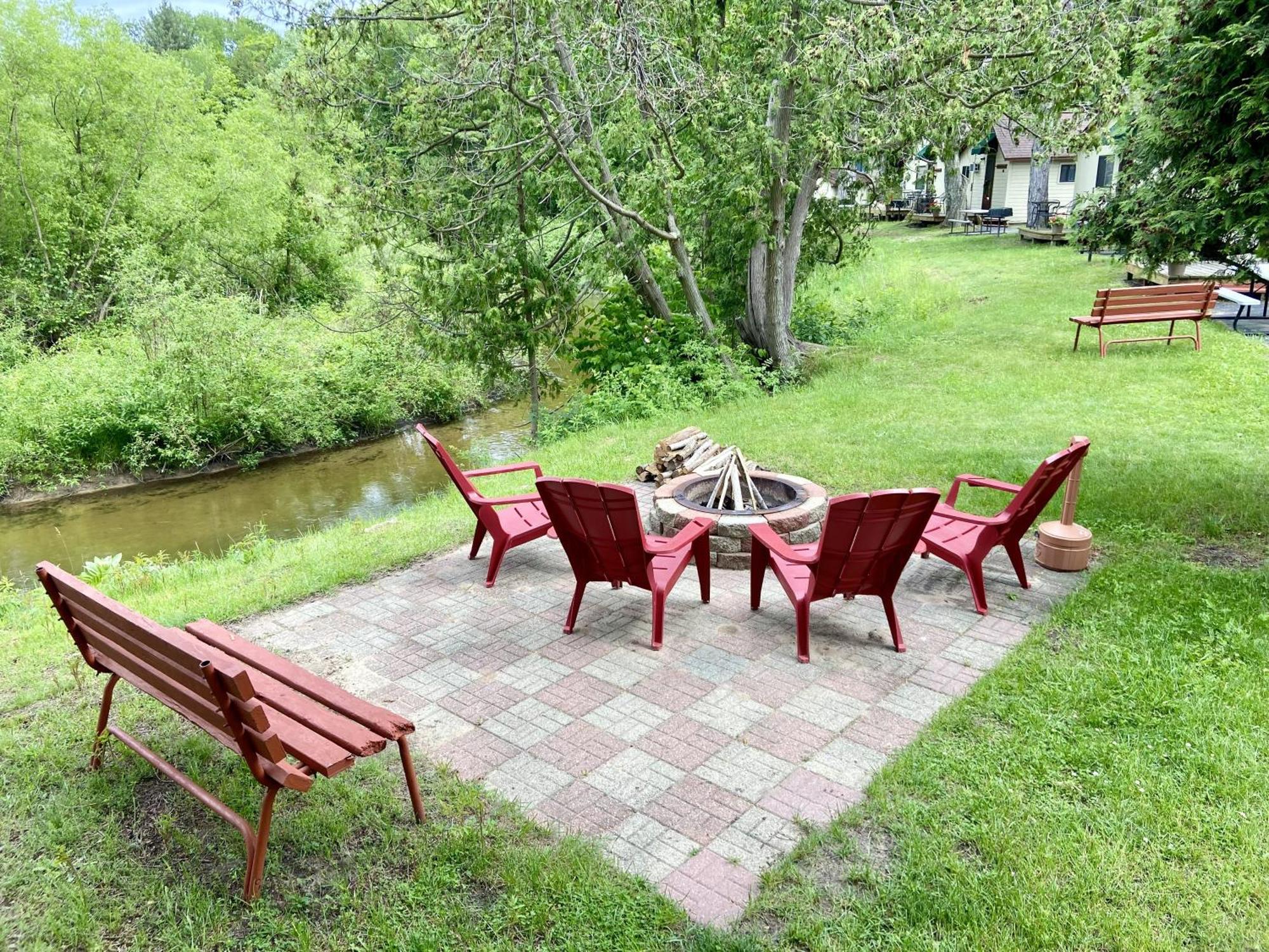 Betsie Riverside Resort Benzonia 外观 照片