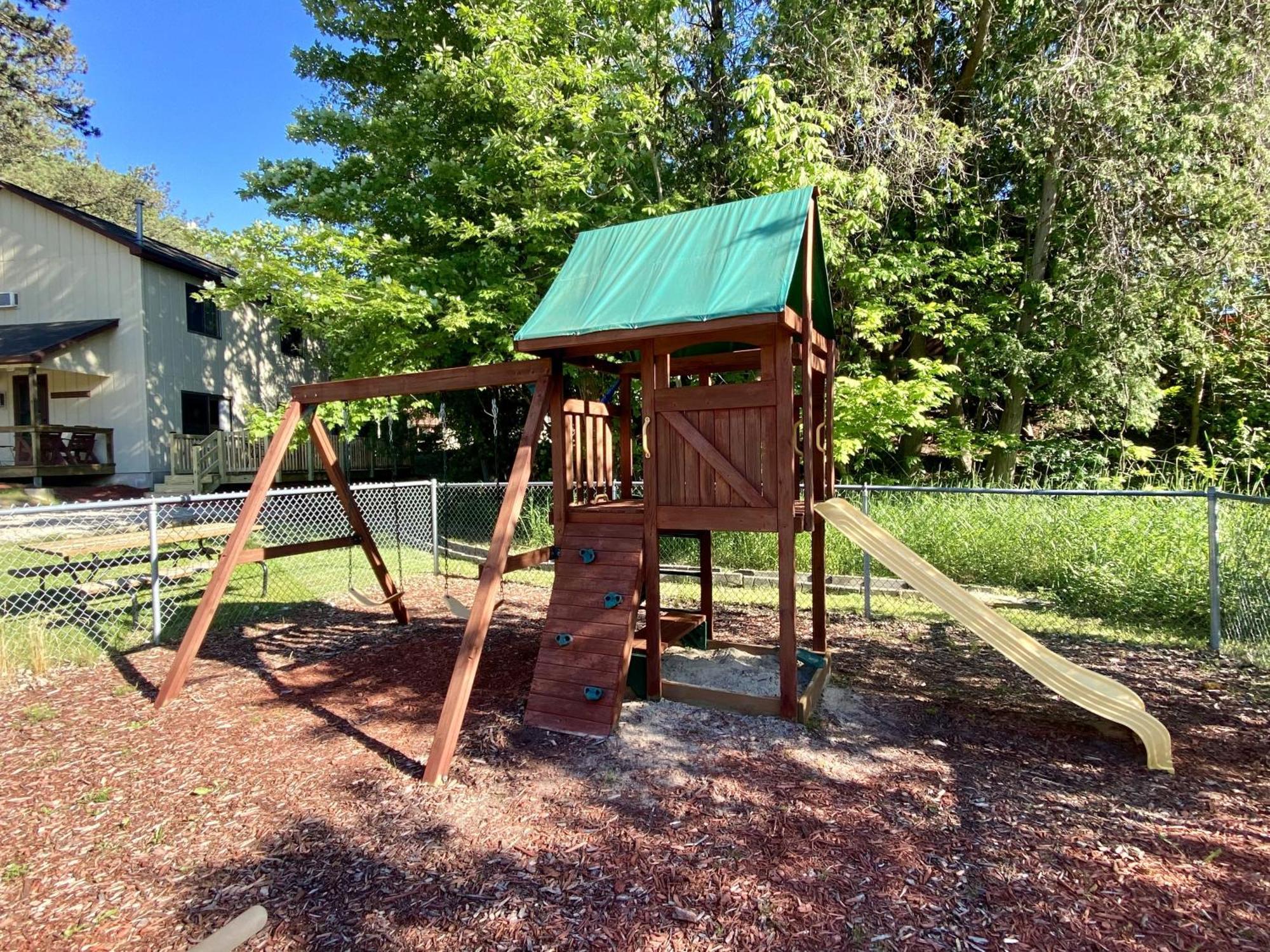 Betsie Riverside Resort Benzonia 外观 照片
